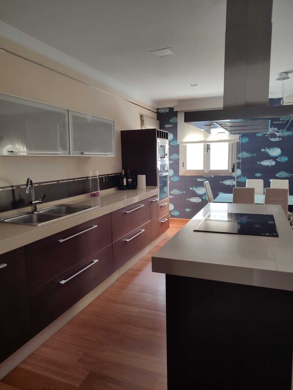 Kühlschrank, Mikrowelle, Ofen, Wasserkocher mit Kaffee-/Teezubehör