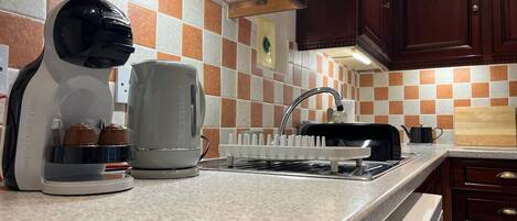 Kühlschrank, Mikrowelle, Ofen, Herdplatte