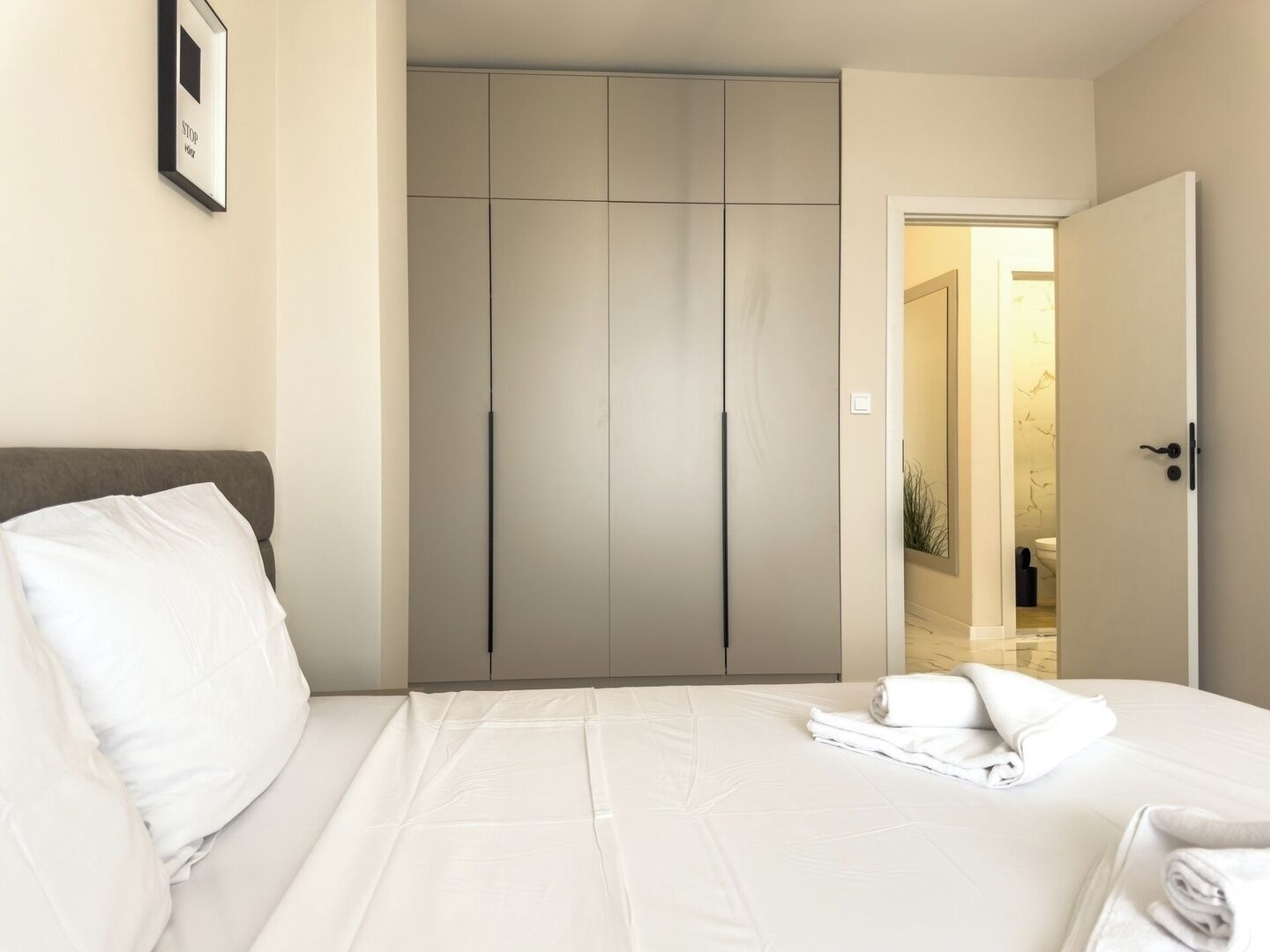 2 bedrooms, desk, iron/ironing board, WiFi