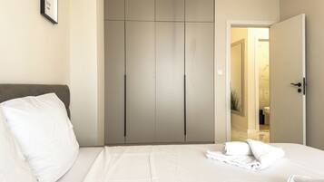 2 bedrooms, desk, iron/ironing board, WiFi