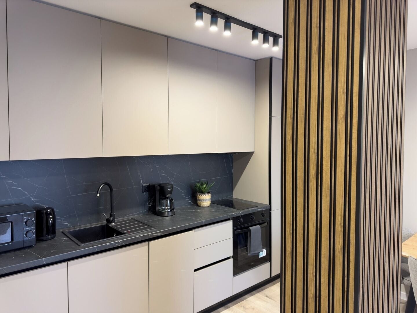 Refrigerador, microondas, horno, placa de cocina