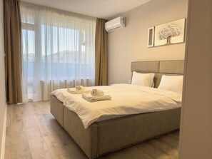 2 bedrooms, desk, iron/ironing board, WiFi