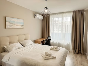 2 chambres, bureau, chambres insonorisées, fer et planche à repasser