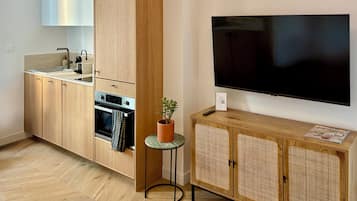 Comfort Apartment, City View | Private kitchen