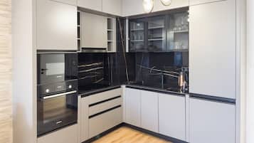 Kylskåp, mikrovågsugn, ugn och spishäll