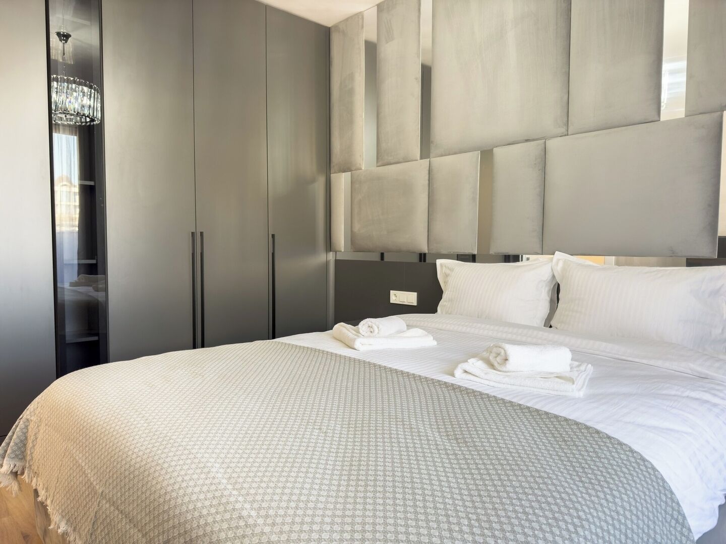 2 室のベッドルーム、デスク、アイロン / アイロン台、WiFi