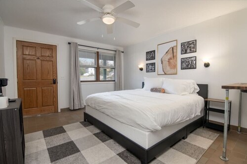 Lumber Jill Lodge #18 – Cozy King Room