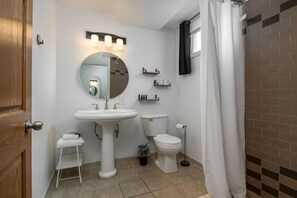 Een haardroger, handdoeken