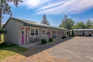 Exterior - Lumber Jill Lodge #18 – Cozy King Room (Balsam Lake)