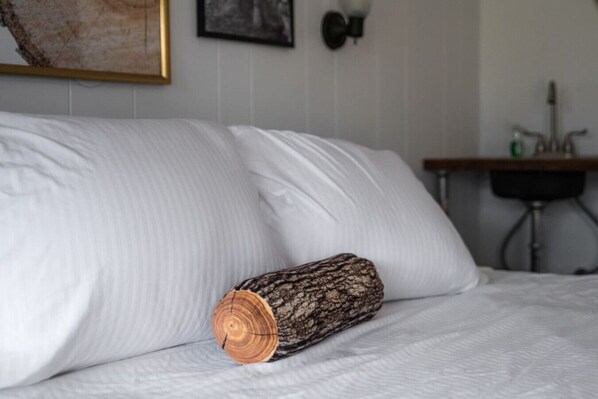 1 bedroom, WiFi, bed sheets - Lumber Jill Lodge #18 – Cozy King Room (Balsam Lake)