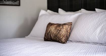 Lumber Jill Lodge #11 – King Room