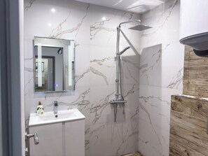 Hair dryer, towels - Business Apartment with Free Parking and Gym Pass (Plovdiv)
