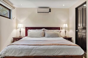 3 bedrooms, iron/ironing board, travel crib, WiFi - Pool, 3-min walk to the Beach and Dual Kitchens (Playa Ocotal)