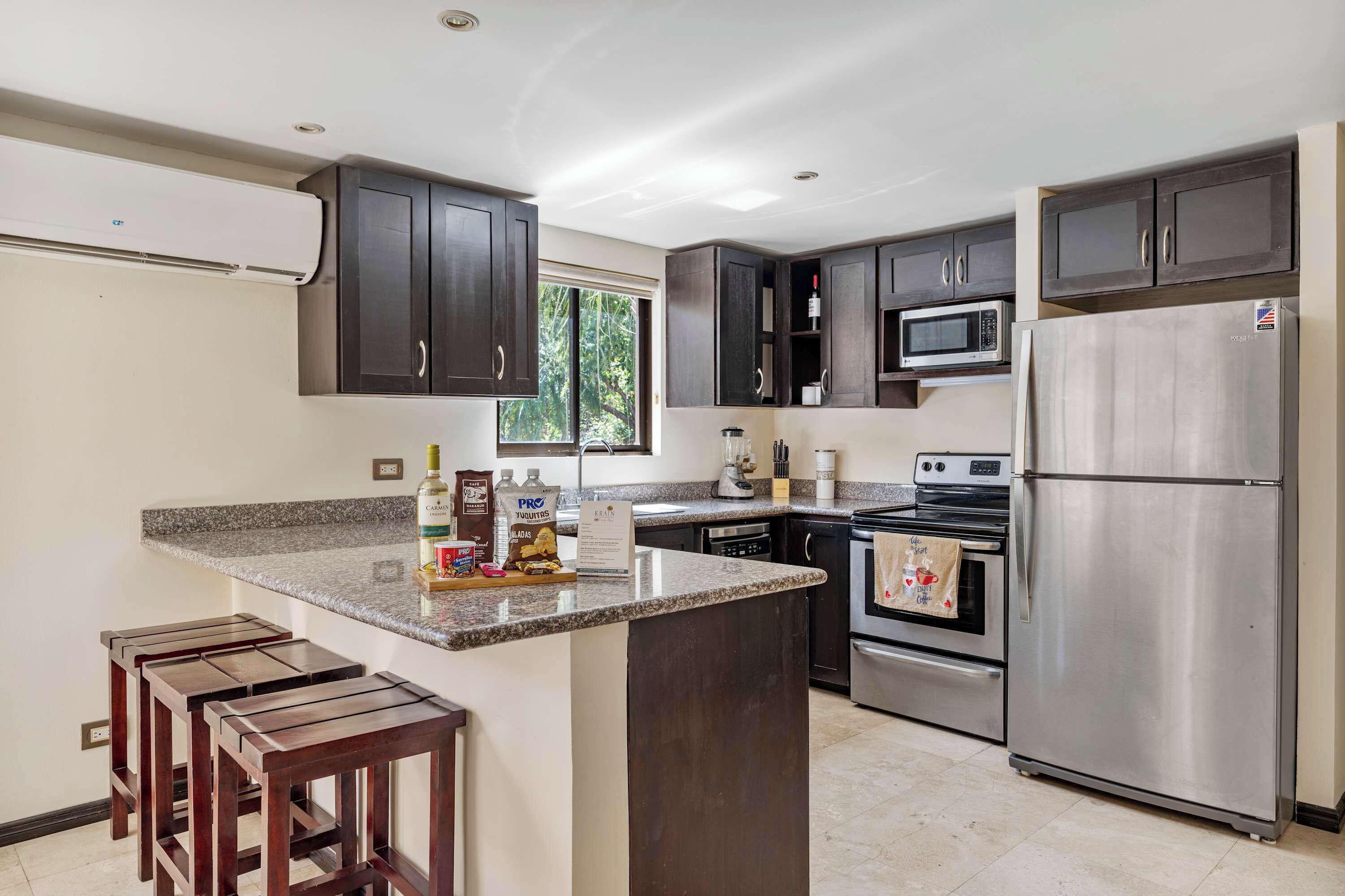 Refrigerador, microondas, horno, placa de cocina