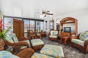 TV - Cozy Beachside Villa Getaway! (Ormond Beach)
