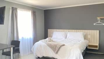 Habitación Confort | Escritorio, espacio para trabajar con laptop y cortinas blackout