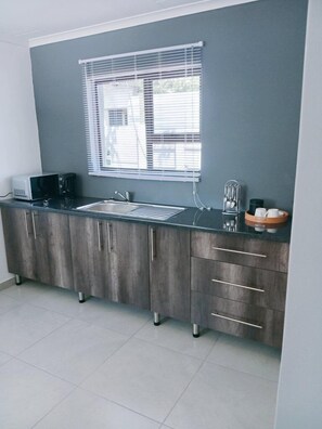 Phòng tiện nghi đơn giản | Bếp riêng | Tủ lạnh, lò vi sóng