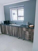 Comfort szoba | Privát konyha | Hűtőszekrény és mikrohullámú sütő