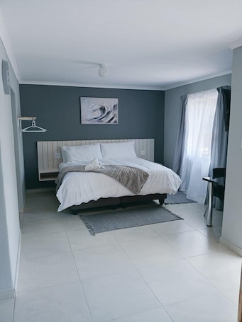 Escritorio, espacio para trabajar con laptop y cortinas blackout