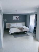 Escritorio, espacio para trabajar con laptop y cortinas blackout