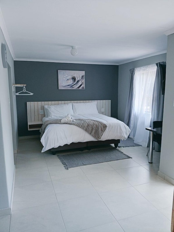 Phòng tiện nghi đơn giản | Bàn, khu vực làm việc phù hợp cho laptop, màn/rèm cản sáng