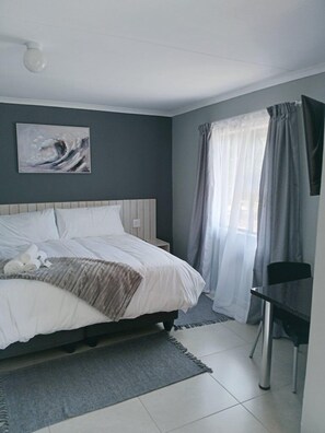 Comfort-Zimmer | Schreibtisch, laptopgeeigneter Arbeitsplatz, Verdunkelungsvorhänge