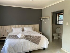 Escritorio, espacio para trabajar con laptop y cortinas blackout