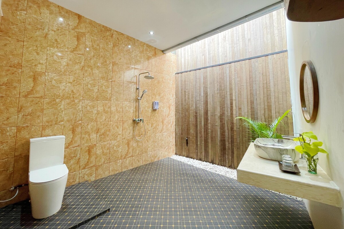 Ein modernes Badezimmer mit Dusche, Toilette und Waschbecken.