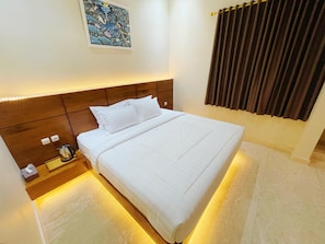 Desk, blackout curtains, soundproofing, iron/ironing board - Ndalem Singgah Malioboro By Abiza (Yogyakarta)