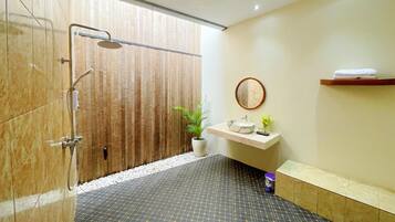 Chambre Double Exécutive | Salle de bain | Douche, chaussons, serviettes fournies, savon