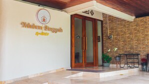 A hotel entrance with a wooden ceiling, a glass door, and a sign reading "Ndalem Singgah 2021". - Ndalem Singgah Malioboro By Abiza (Yogyakarta)