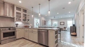 冷蔵庫、電子レンジ、オーブン、コンロ