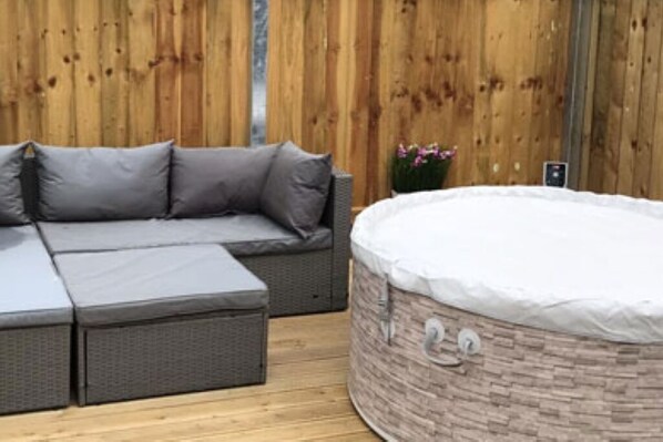 Property grounds - Towy Valley Pod (Wales)