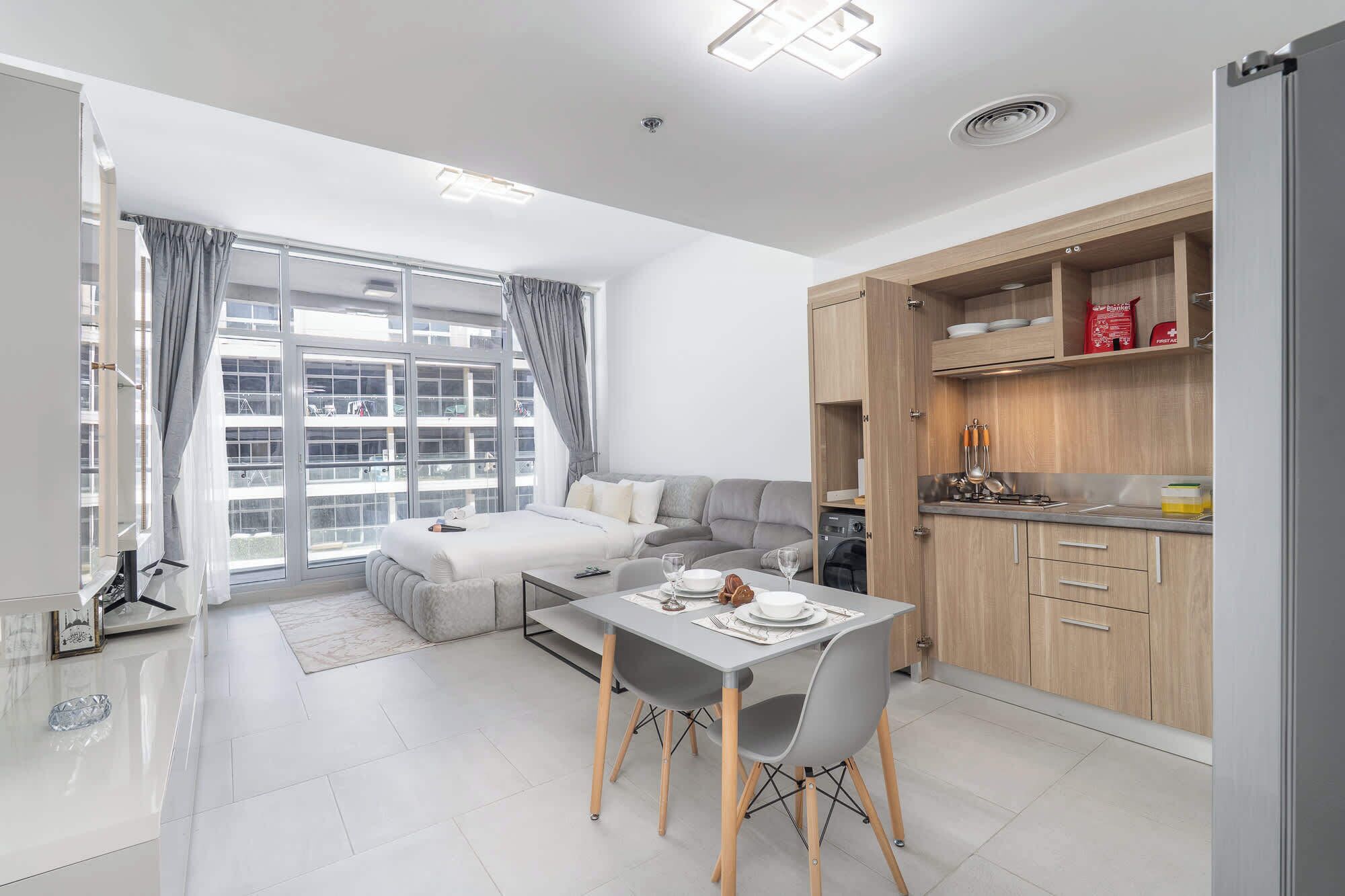 Escriptori, planxa i posts de planxar i wifi 