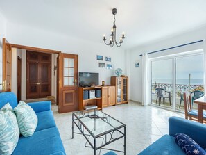 TV, DVD player, books - Luz Heaven - Top floor Seaview Apartment (Luz)