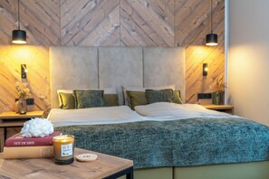 Escriptori, espai de treball apte per a portàtils i wifi gratuïta