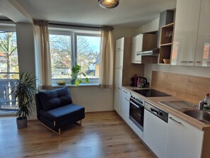 Een koelkast, een oven, een kookplaat, een vaatwasser