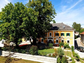 المنشأة من الخارج