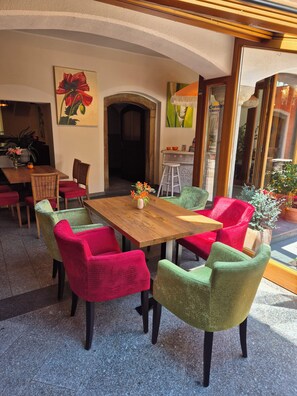 تناول الطعام بالخارج