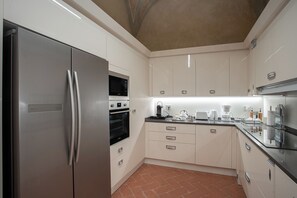 Frigorifero, microonde, forno, piano cottura