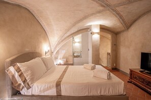 4 camere, una cassaforte in camera, una scrivania, ferro/asse da stiro