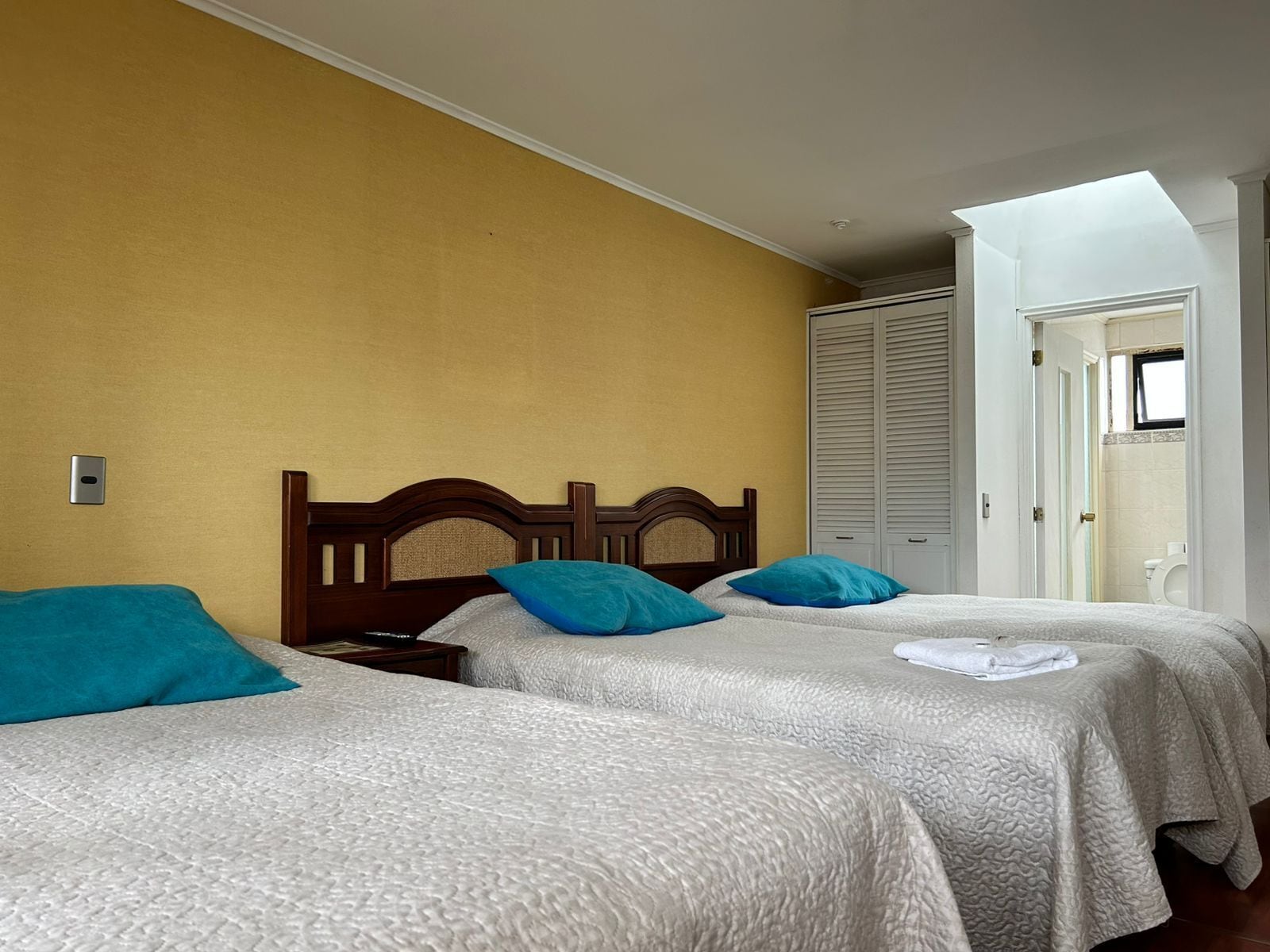 Quarto triplo superior | Wi-Fi de cortesia, roupa de cama