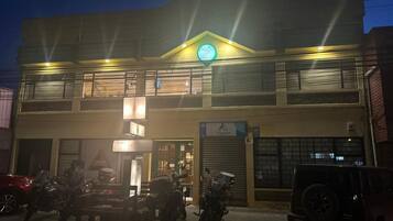 Vista frontal de la propiedad