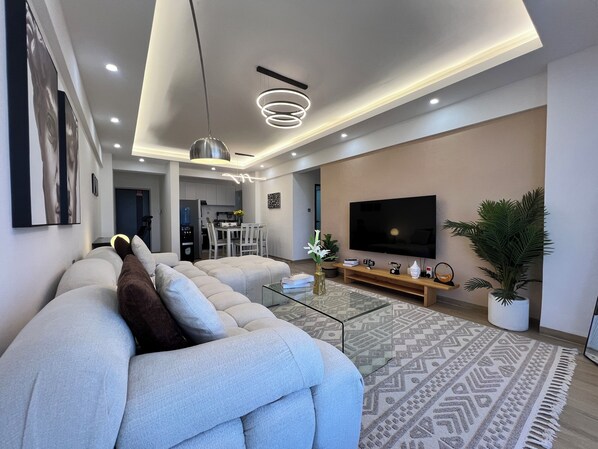 Smart TV - Charming 2-bedroom apartment with city view and in Nairobi (Nairobi)