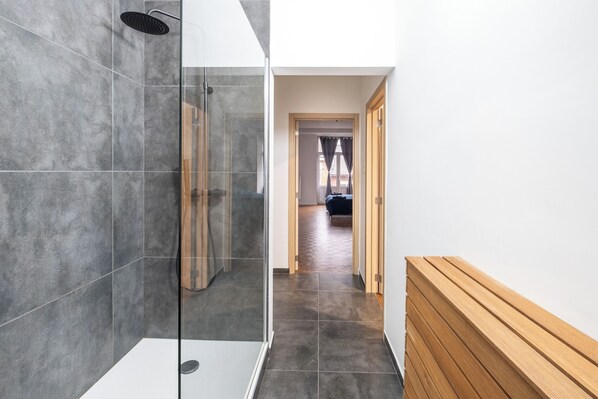 Shower, hair dryer, towels, soap - NOMAD APARTMENTS - 2D Apartment in the center of Charleroi (Charleroi)