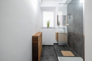 Shower, hair dryer, towels, soap - NOMAD APARTMENTS - 2D Apartment in the center of Charleroi (Charleroi)