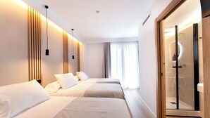Kolmen hengen deluxe-huone, kaupunkinäköala | Työpöytä, kannettavalle tietokoneelle sopiva työtila, äänieristys
