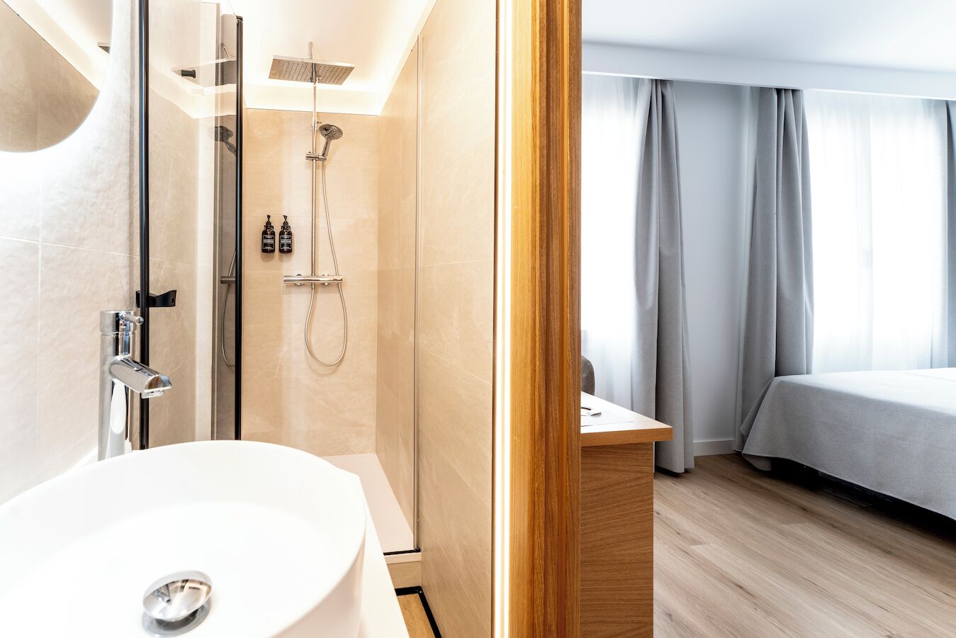 Ein modernes Badezimmer mit Badewanne, Dusche und Toilette.