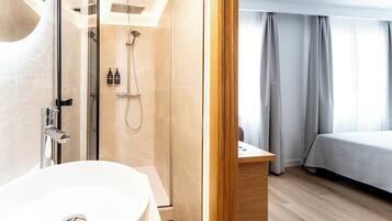 Ein modernes Badezimmer mit Badewanne, Dusche und Toilette.