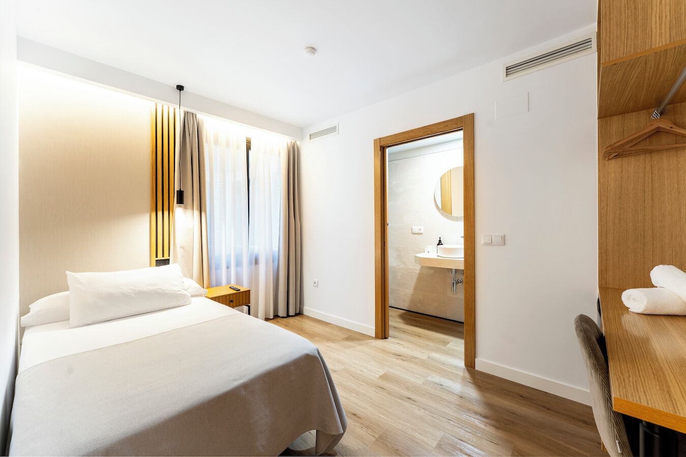 Deluxe-Zimmer, 1 großes Einzelbett | Schreibtisch, laptopgeeigneter Arbeitsplatz, kostenloses WLAN